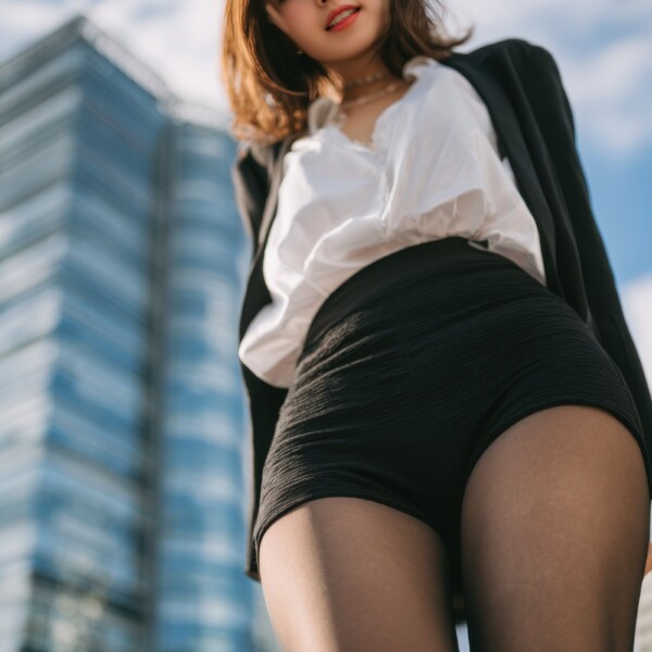 パンストをはいた都内の美人OL