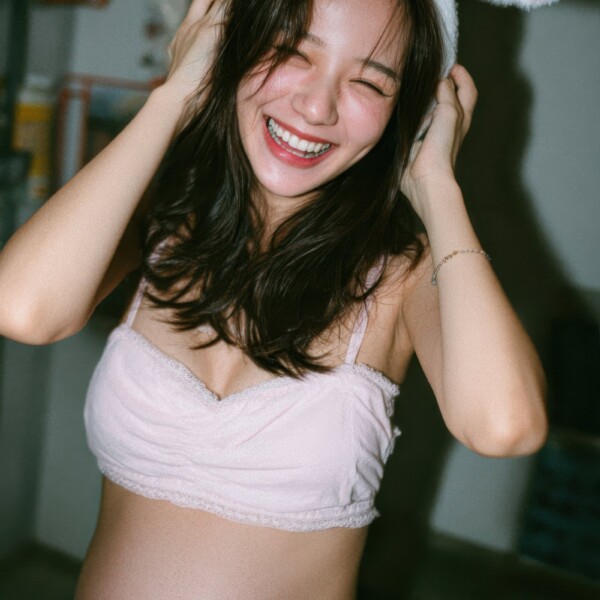 うさ耳をつけて照れる美人韓国人妊婦