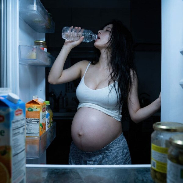 夜中に冷蔵庫を開けて水を飲む妊婦