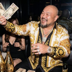 adobestockで儲かって散財する男性