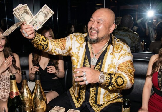 adobestockで儲かって散財する男性