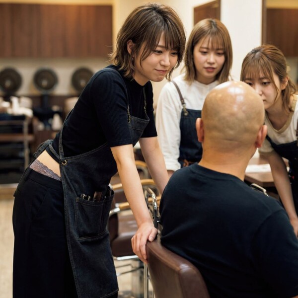 ハゲが来店して困惑している美しい女美容師たち