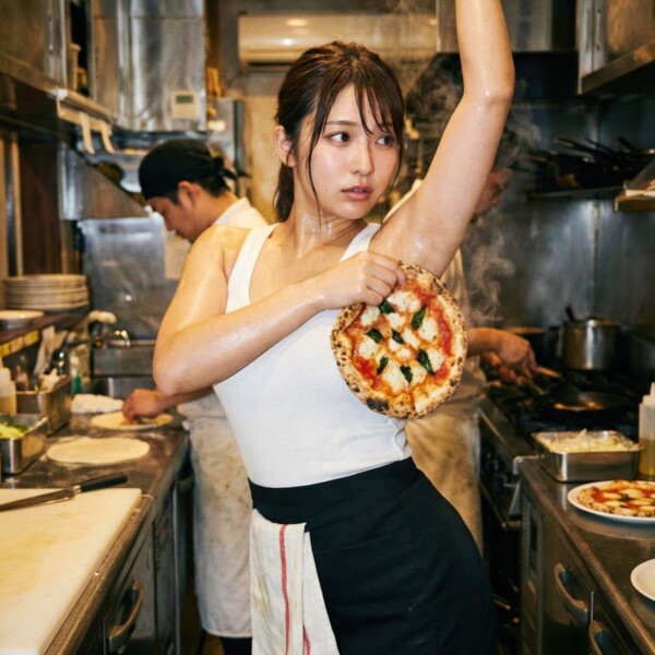 脇汗でピザに塩味を追加する美人シェフ