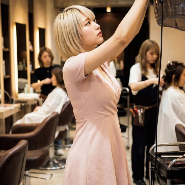 働く女美容師の脇汗の汗染み