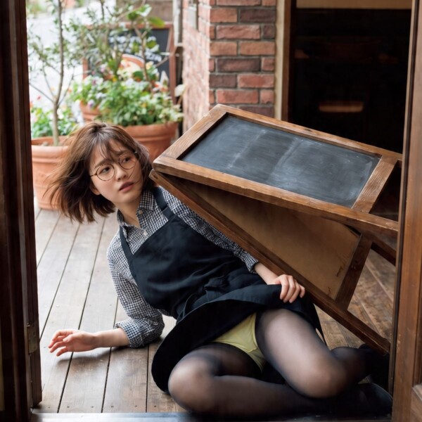 転倒した瞬間のパンチラを捉えたショット