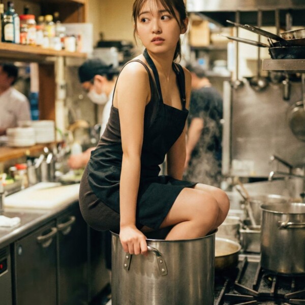 常連客のために足裏で出汁をとっている美人店員